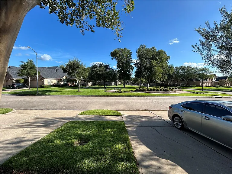 8911 Silent Willow Ln — Photo 32