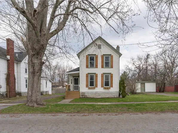 107 Monroe St, Sackets Harbor, NY 13685