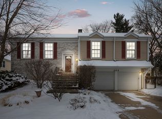 205 Alexandria Dr, Vernon Hills, IL