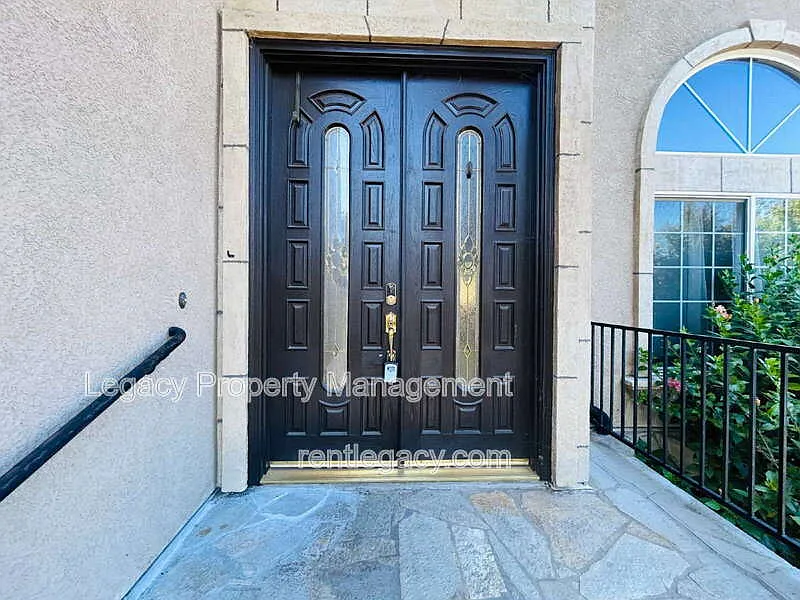 6 bed, 3.0 bath, 3189 sqft, $3,995 — Photo 4