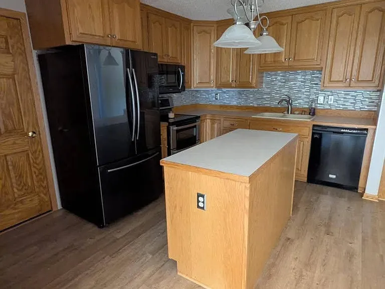 1110 Higby Dr — Photo 3