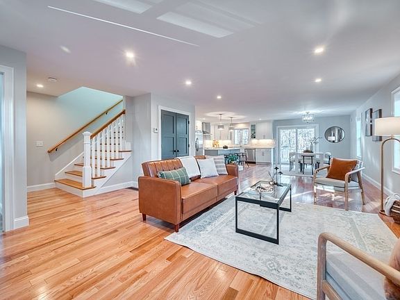 4th image of 28 Parker St