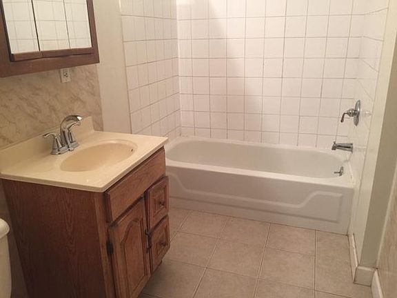 3rd image of 1737 W Catalpa Ave #2E
