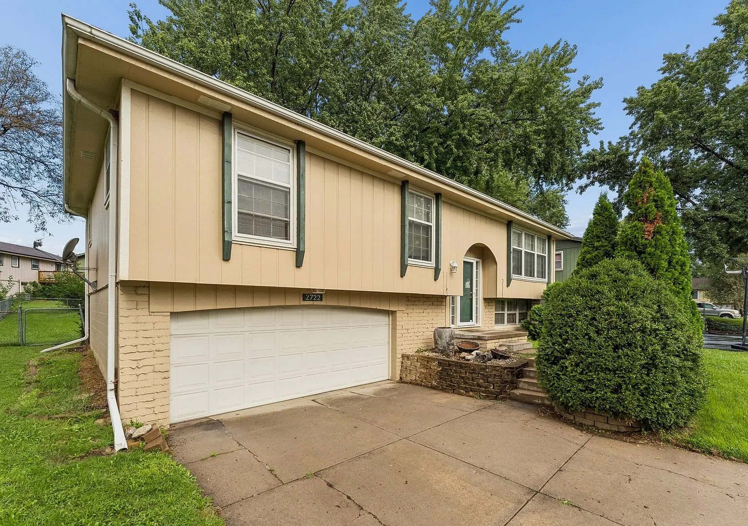 Fantastic Central Omaha 3-bed, 2.5-bath Home — Photo 3