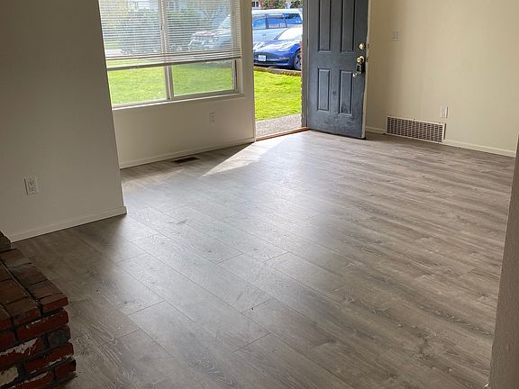 5th image of 2535 SE Maple St APT 2