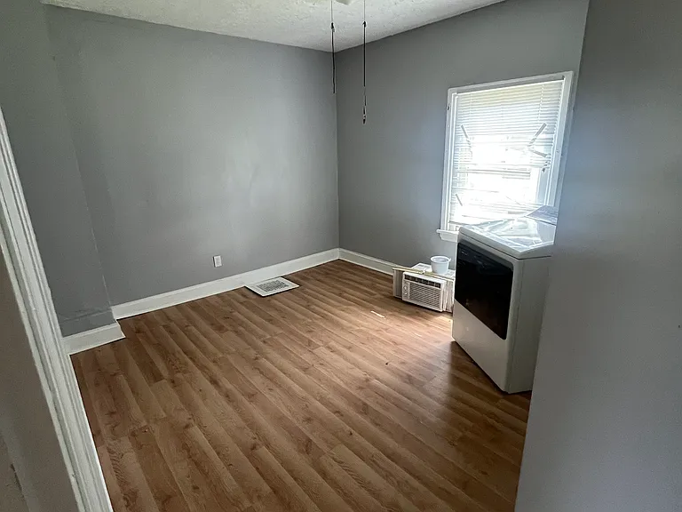 129 E Market St — Photo 9