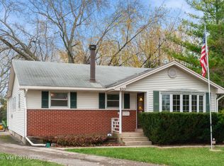 933 Noel Dr, Mundelein, IL 60060