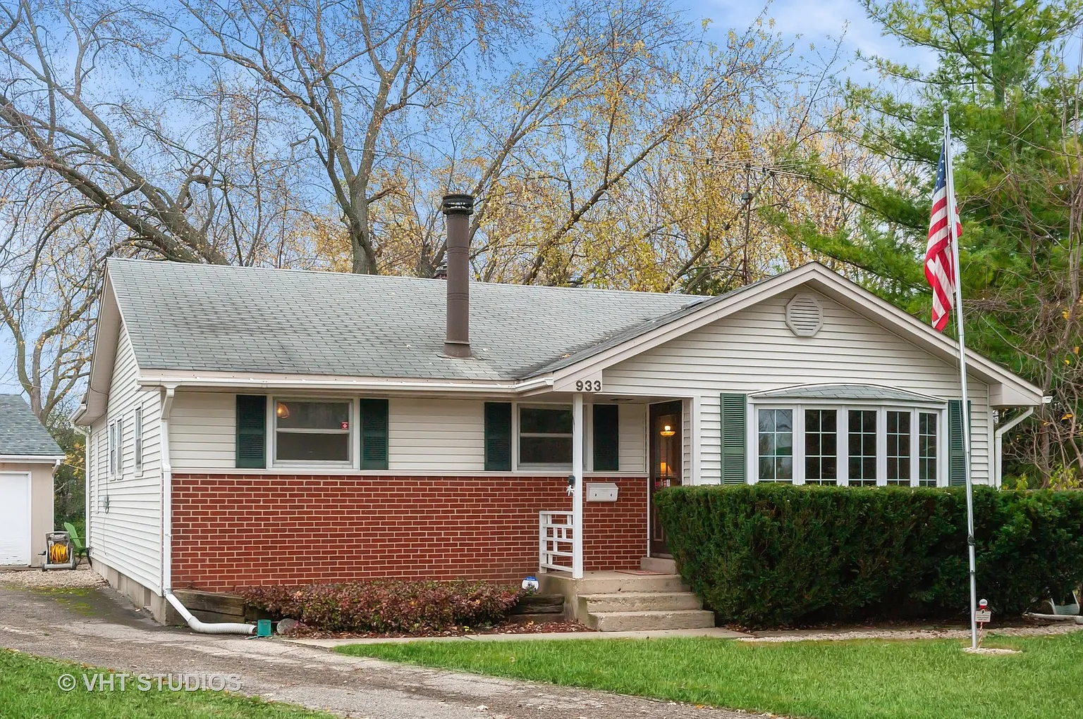 933 Noel Dr photo 1