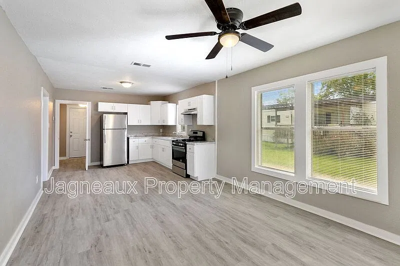 2 bed, 1.0 bath, 900 sqft, $1,000 — Photo 2