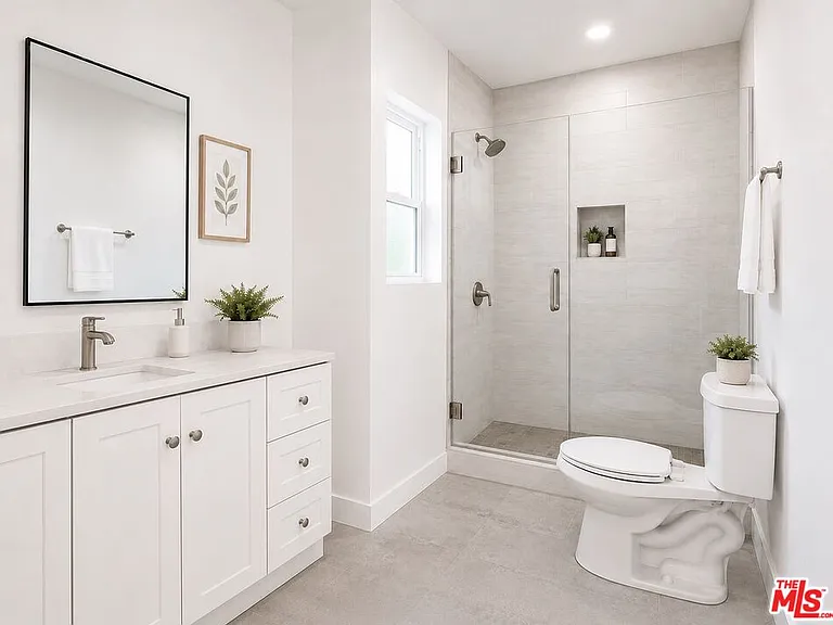 233 N Berendo St #5 — Photo 6