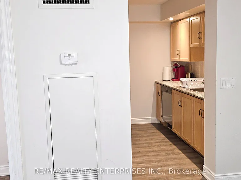 250 Wellington St W #1435 — Photo 29