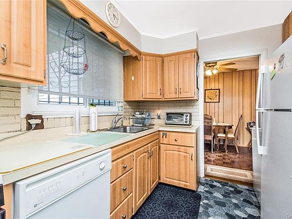 3rd image of 49 Crisfield St