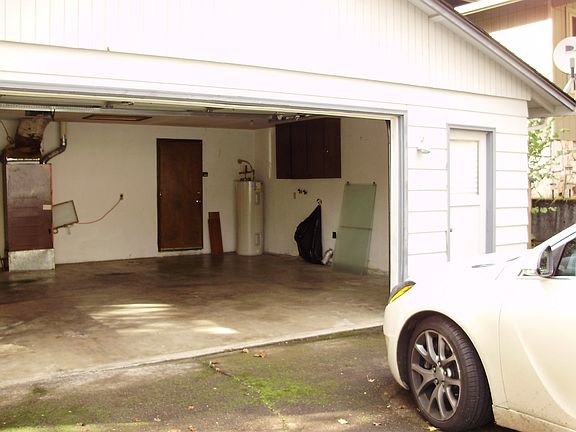 Garage/Laundry