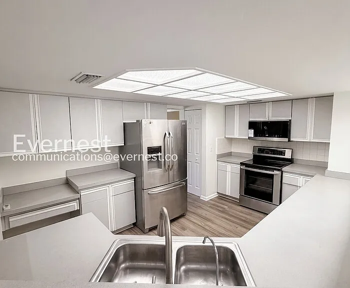 1915 W Orient St — Photo 3