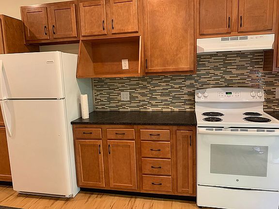 Kitchen tile backsplash
