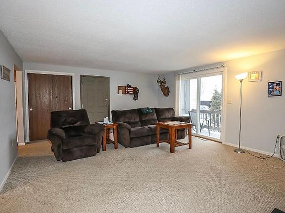 2nd image of 4 Ternbury Sq Unit D1