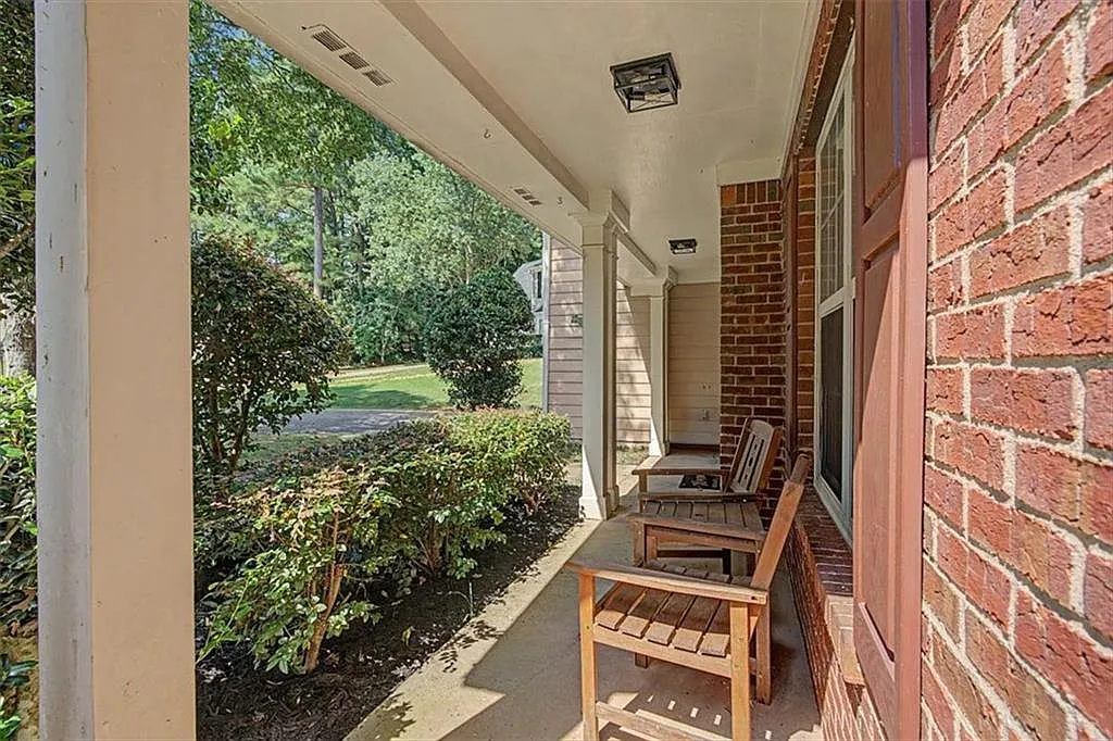 4 bed, 2.5 bath, 2215 sqft, $2,400 — Photo 4