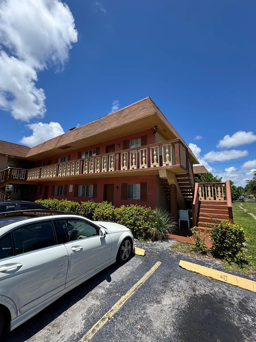 Building Photo - 933 W Jasmine Dr
