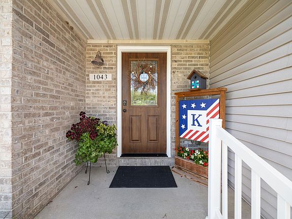 2nd image of 1043 N Wuthering Hills Dr