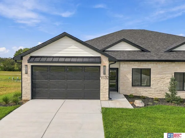 9132 Lucena Dr, Lincoln, NE 68520
