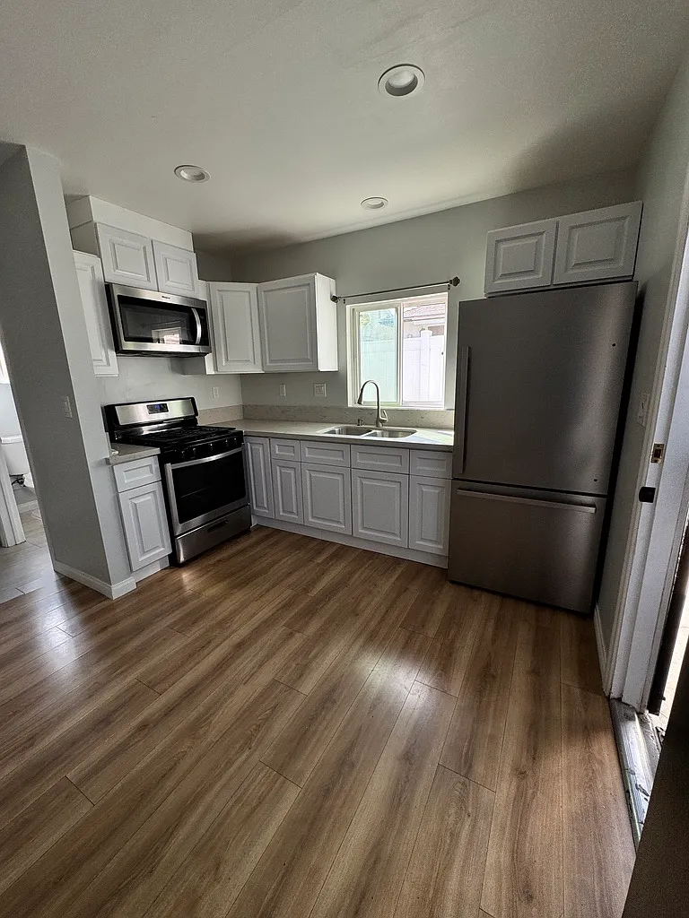10402 Woodman Ave — Photo 4