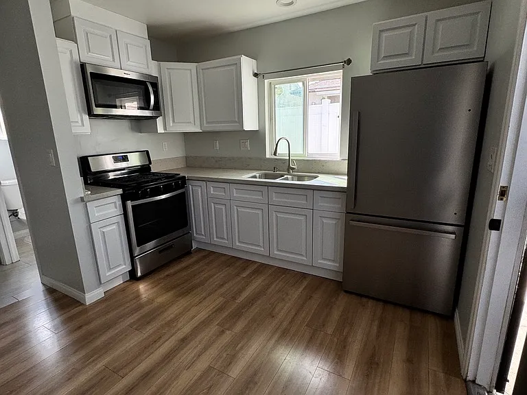 10402 Woodman Ave — Photo 4