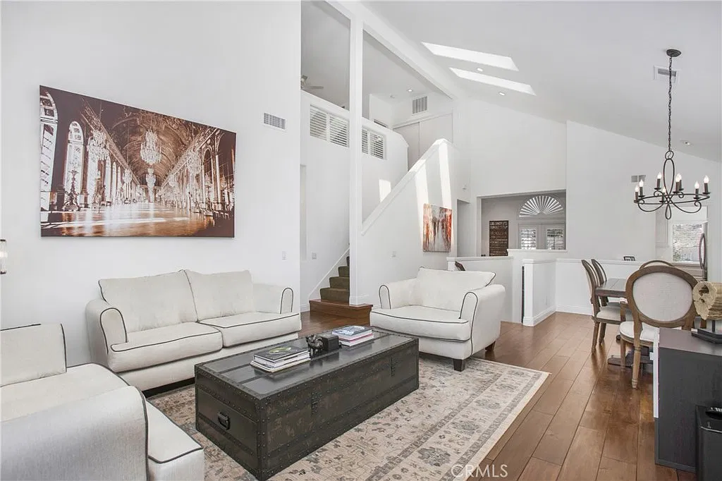 3 bed, 3.0 bath, 1903 sqft, $6,100 — Photo 3