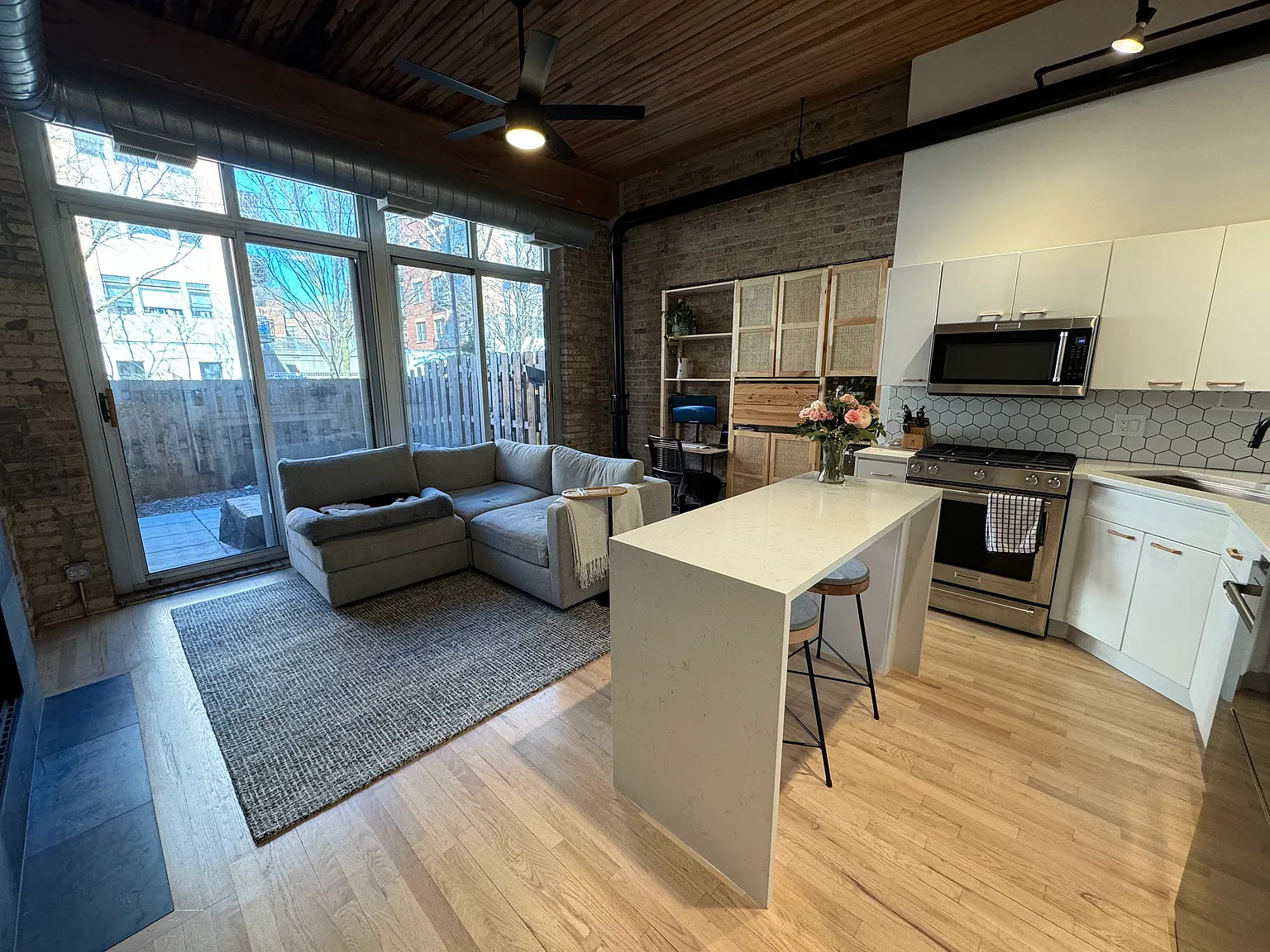 2333 W Saint Paul Ave — Photo 3