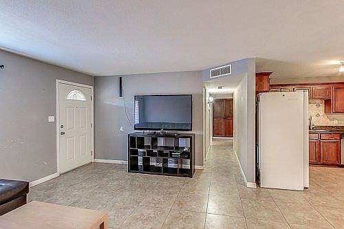 3rd image of 249 E Park Ave