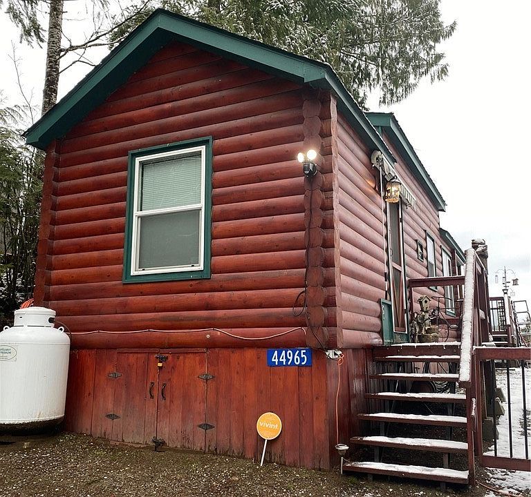 This Park Model is right at home in the woods with it's log construction. 