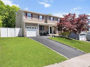 25 Olive Ct, Farmingville, NY 11738
