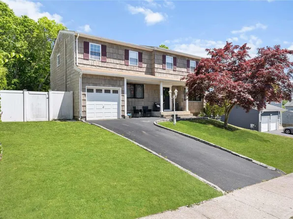 25 Olive Court, Farmingville, NY 11738