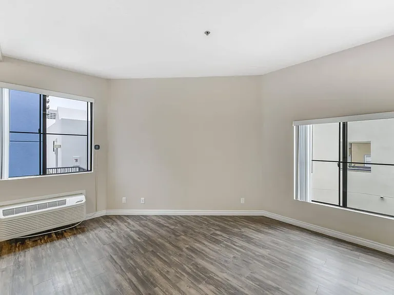 600 Front — Photo 12