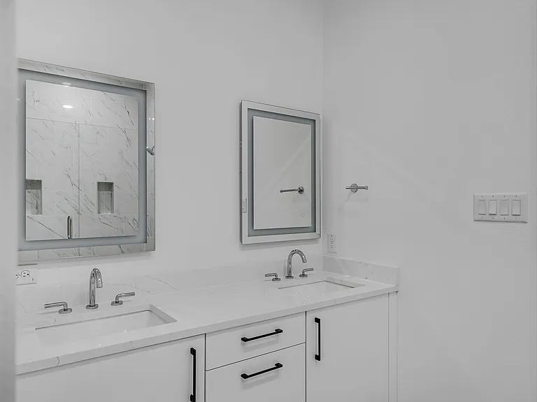 426 W 9th St #108 — Photo 21