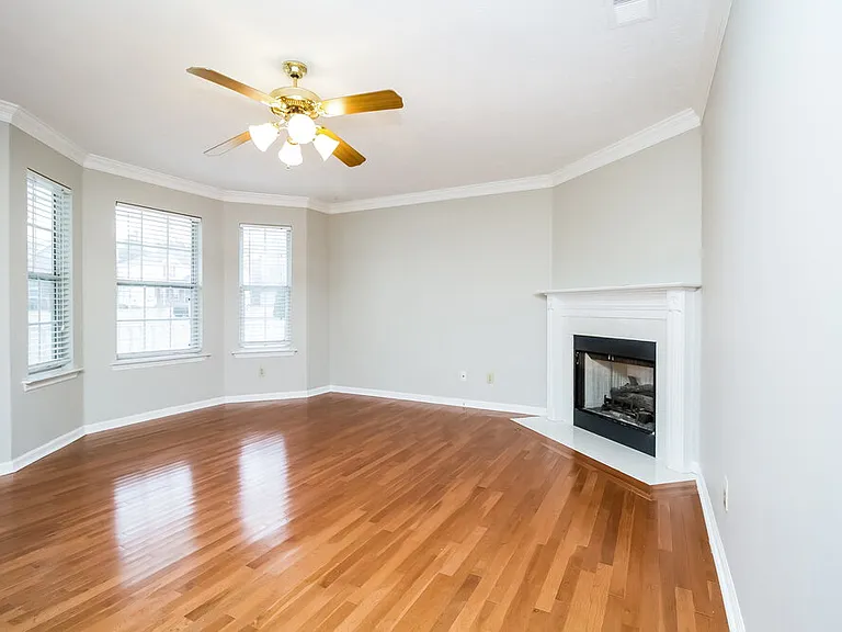 300 Stafford Ct — Photo 2