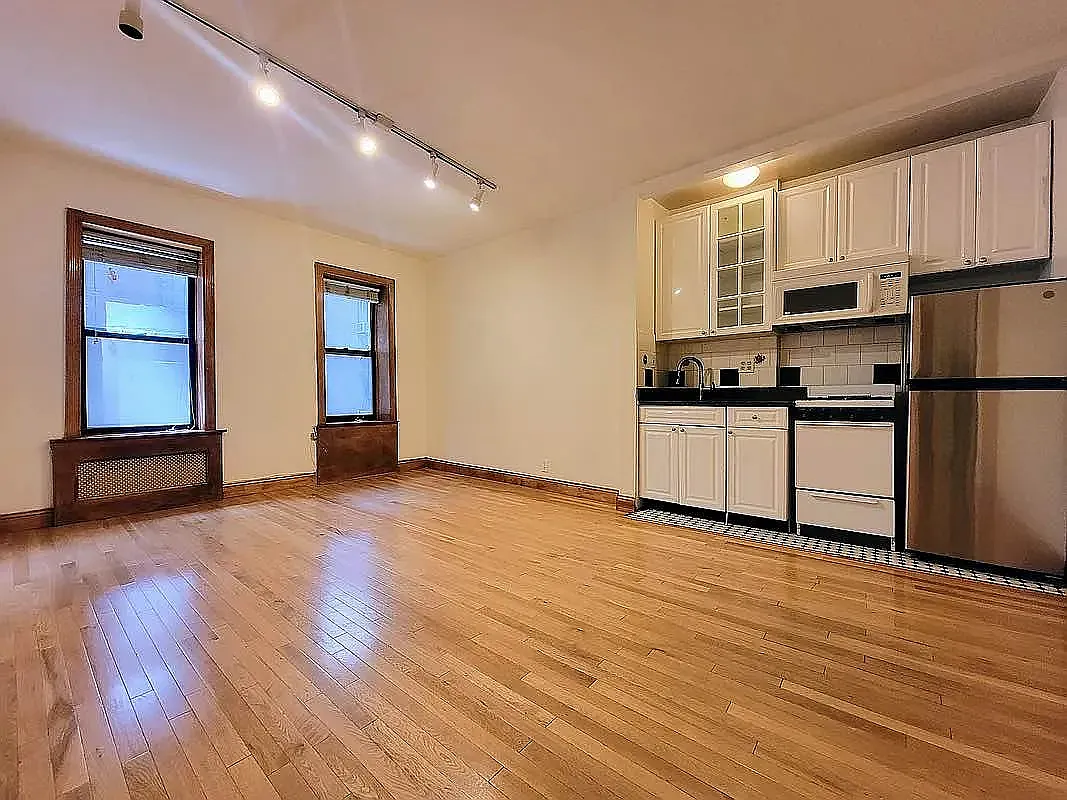 150 West 21st Street — Photo 2