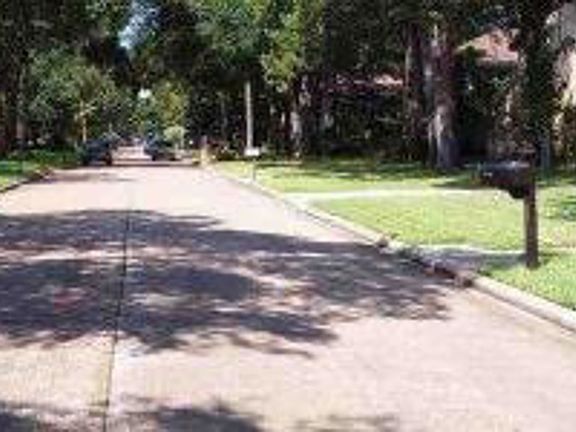 Exterior Neighborhood (street photo)