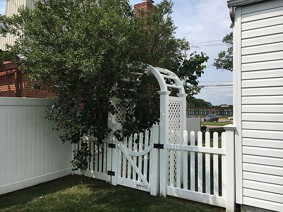 4th image of 1589 Washington Ave