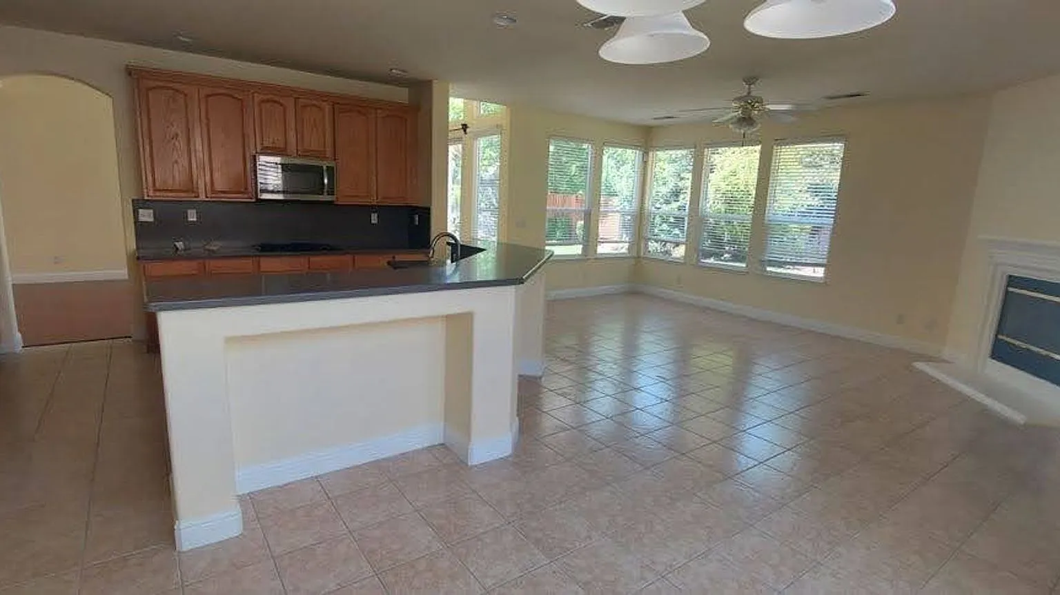East Roseville Olympus Pointe 3900 sft 4 Bedroom + Den/Office, 5 Bathrooms, 3 Car Garage, Gardner... — Photo 4
