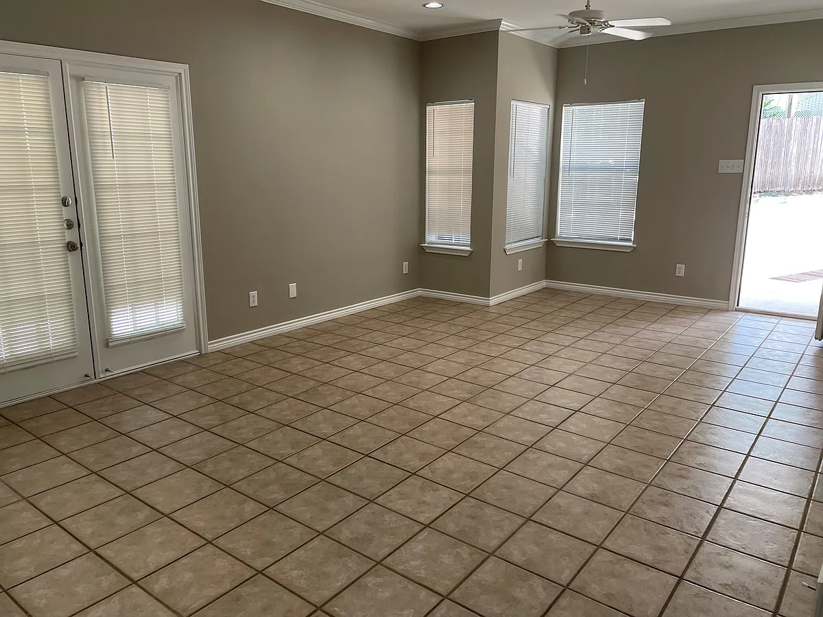 Building Photo - 10229 Kilarney Dr