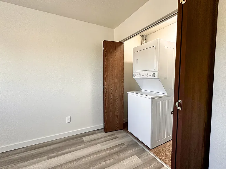 211-225 N Peterson Dr — Photo 12