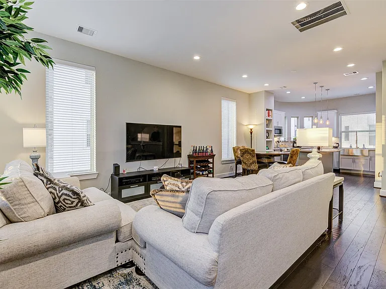 710 Clark St — Photo 24