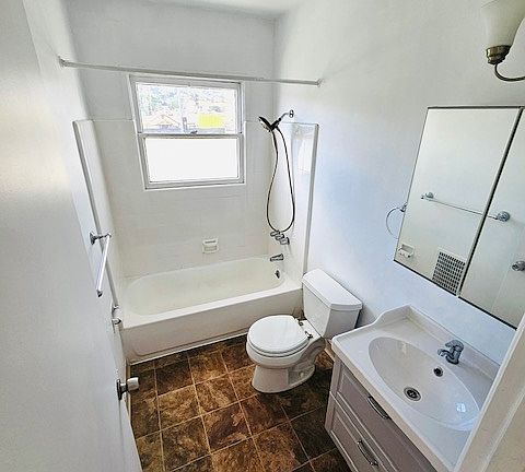3rd image of 2136 Chickasaw Ave #2136