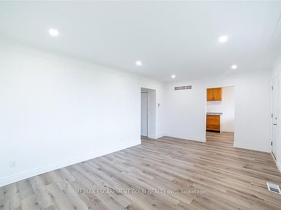 5th image of 22 Kelson Ave S