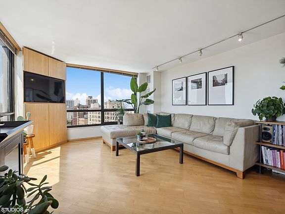 3rd image of 2020 N Lincoln Park W APT 20A