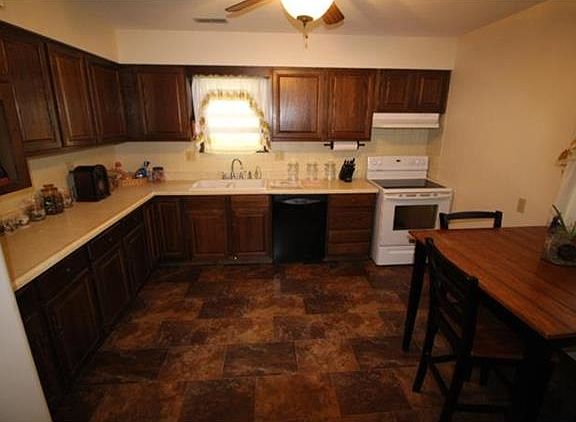 5th image of 131 E 3rd St