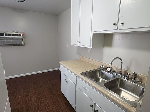4th image of 614 S Washington St #7