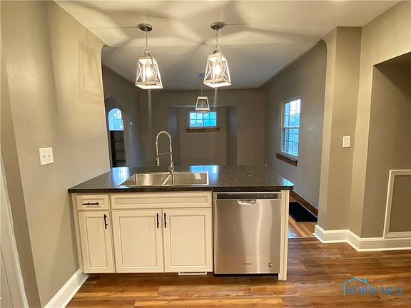 3rd image of 1756 Wellesley Dr