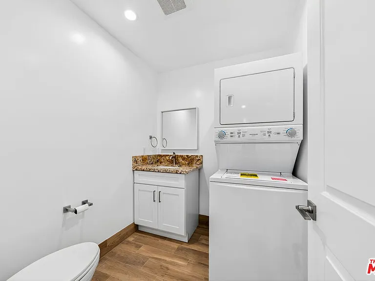 17623 Burbank Blvd — Photo 23