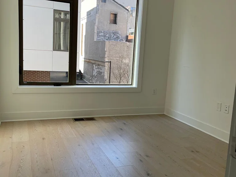 844 N American St — Photo 6